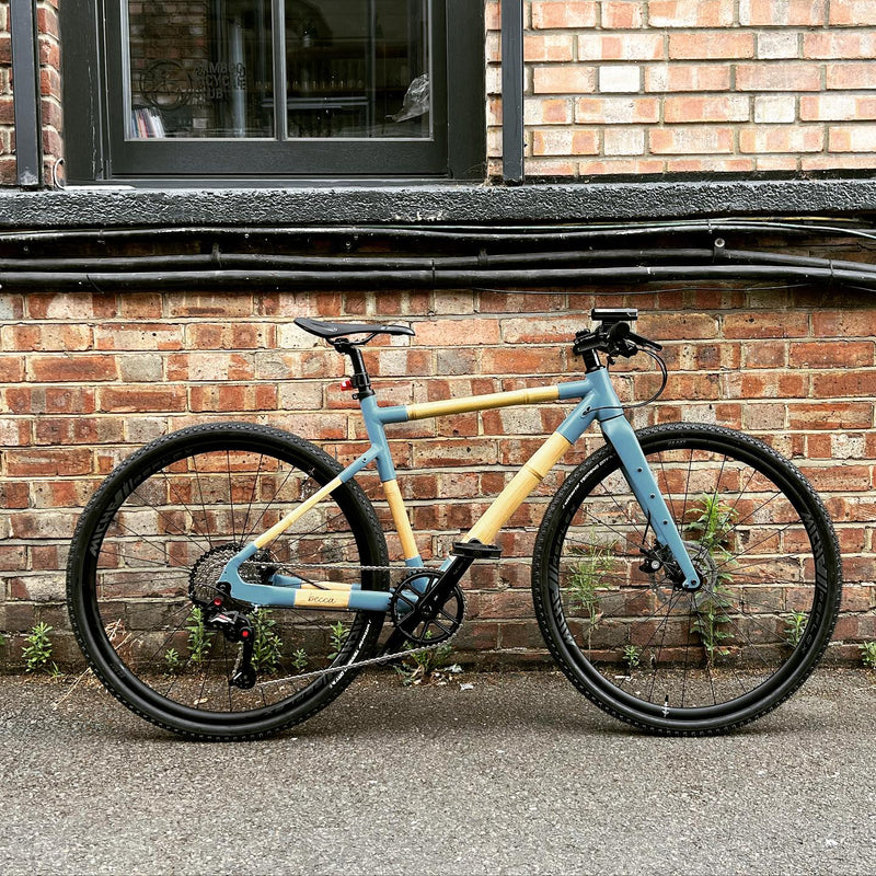 Gravel flat bar handlebar. Built by Becca for commuting. Can accommodate a upto a 50mm tyre. #pannie